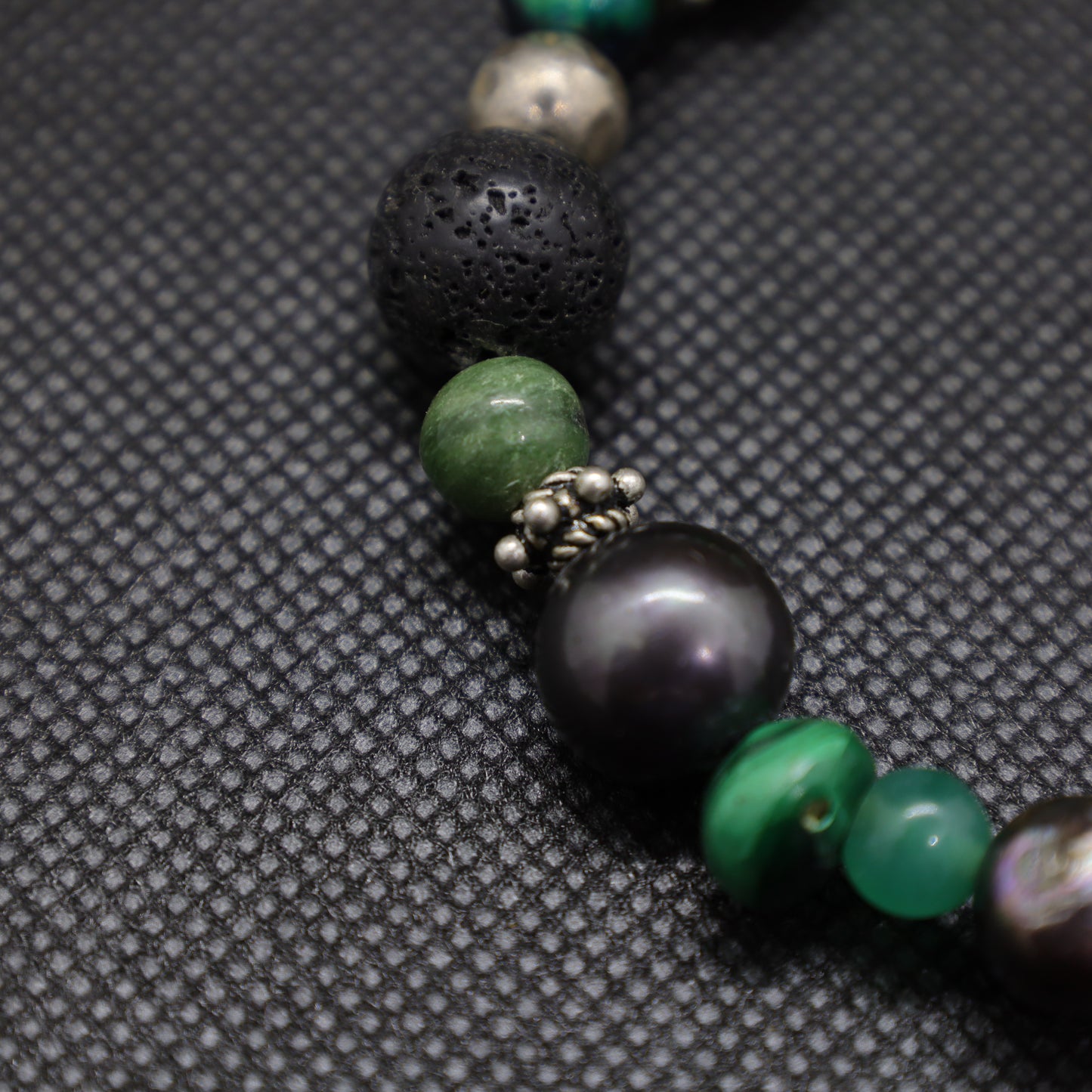 Bracelet Perles Baroques d'Eau Douce Noires, Malachite, Pâte de verre, Jade et Intercalaires Argent