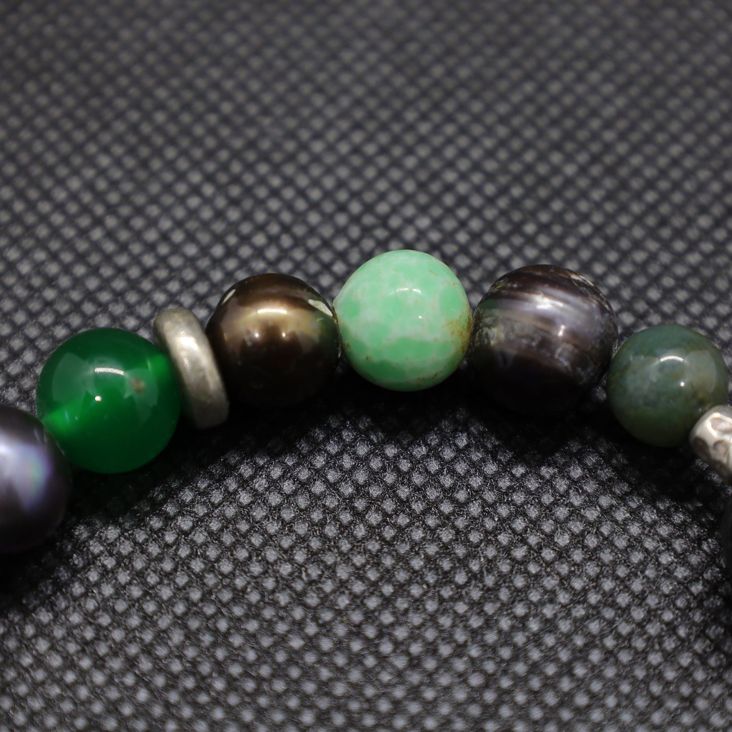 Bracelet Perles Baroques d'Eau Douce Noires, Malachite, Pâte de verre, Jade et Intercalaires Argent