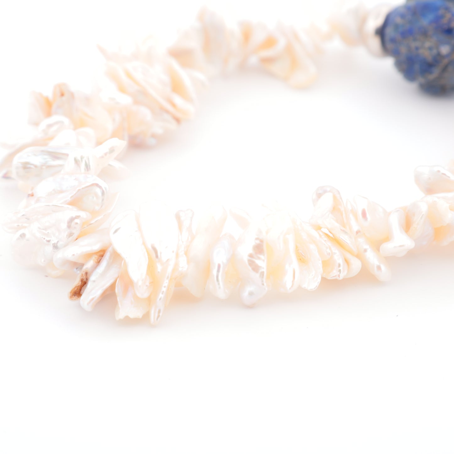Bracelet Perles Keshi Lamelles Blanches, Perles Gravée en Lapis-Lazuli et Perles Intercalaires Argent