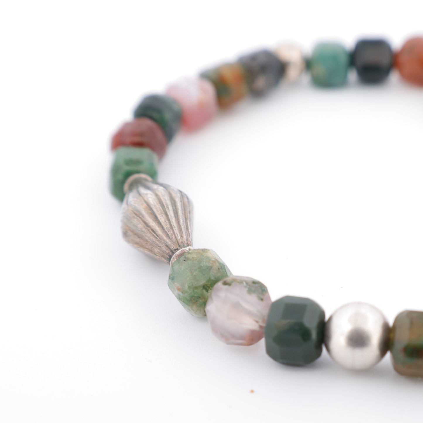 Bracelet Perles d'Agate Facetées, Motif Floral et Perles Intercalaires Argent