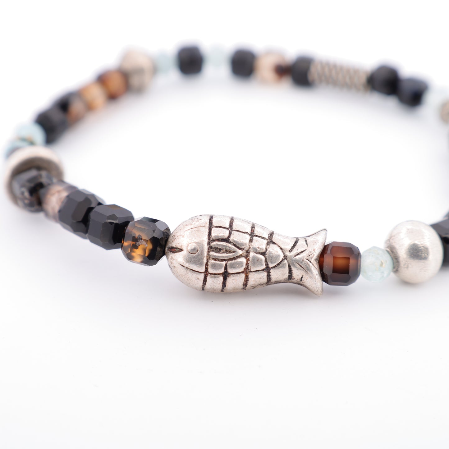 Bracelet Perles d'Agate Facetées, Motif Poisson Ethnique et Perles Intercalaires Argent