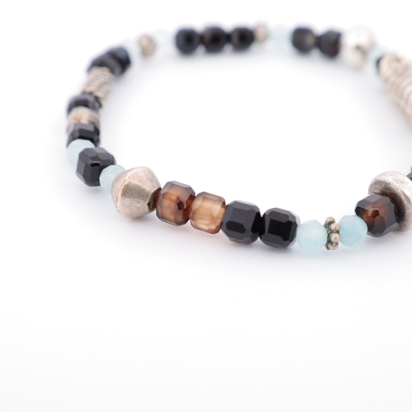 Bracelet Perles d'Agate Facetées, Motif Poisson Ethnique et Perles Intercalaires Argent