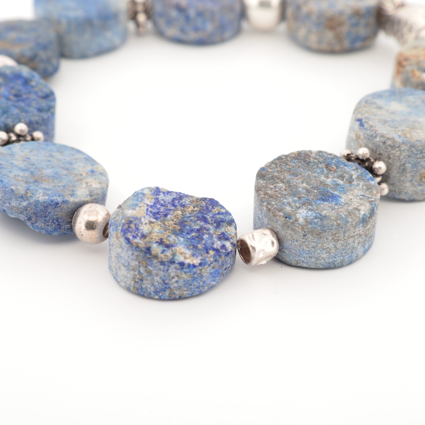 Bracelet en Lapis-Lazuli Brut, Perle Poisson et Perles Intercalaires Argent