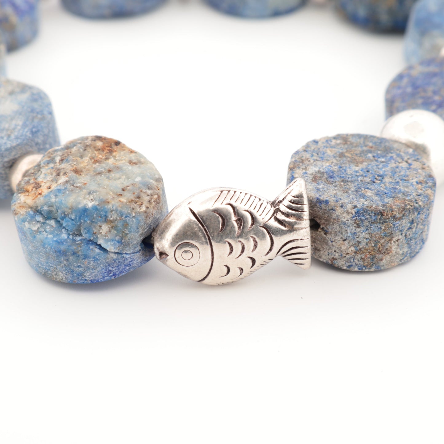 Bracelet en Lapis-Lazuli Brut, Perle Poisson et Perles Intercalaires Argent