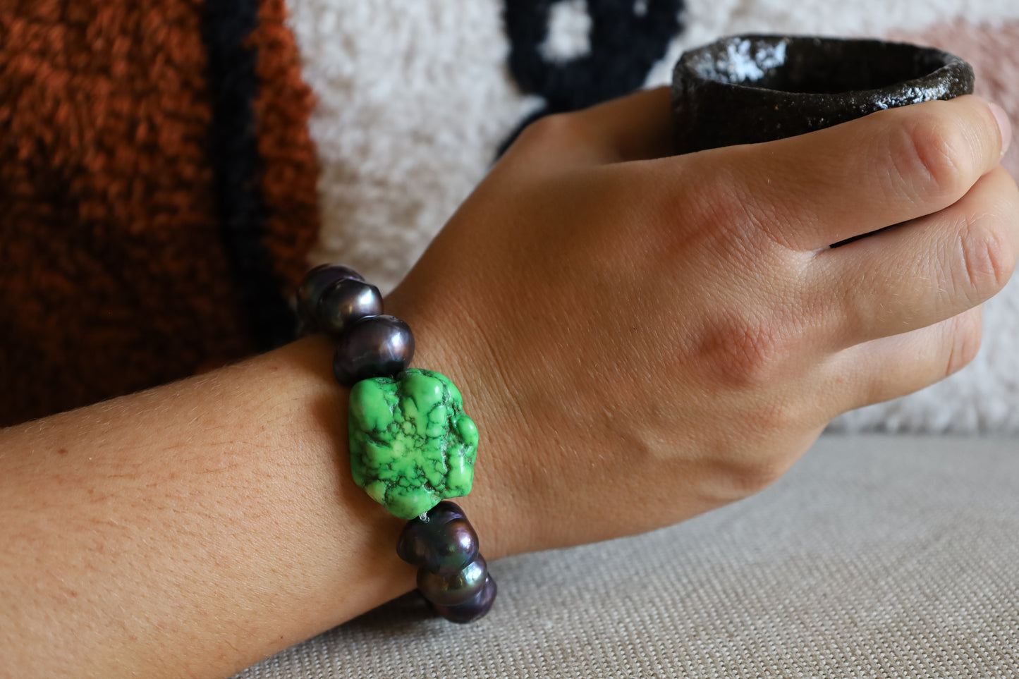 Bracelet Perles Baroques d'Eau Douce Noires et Howlite Verte