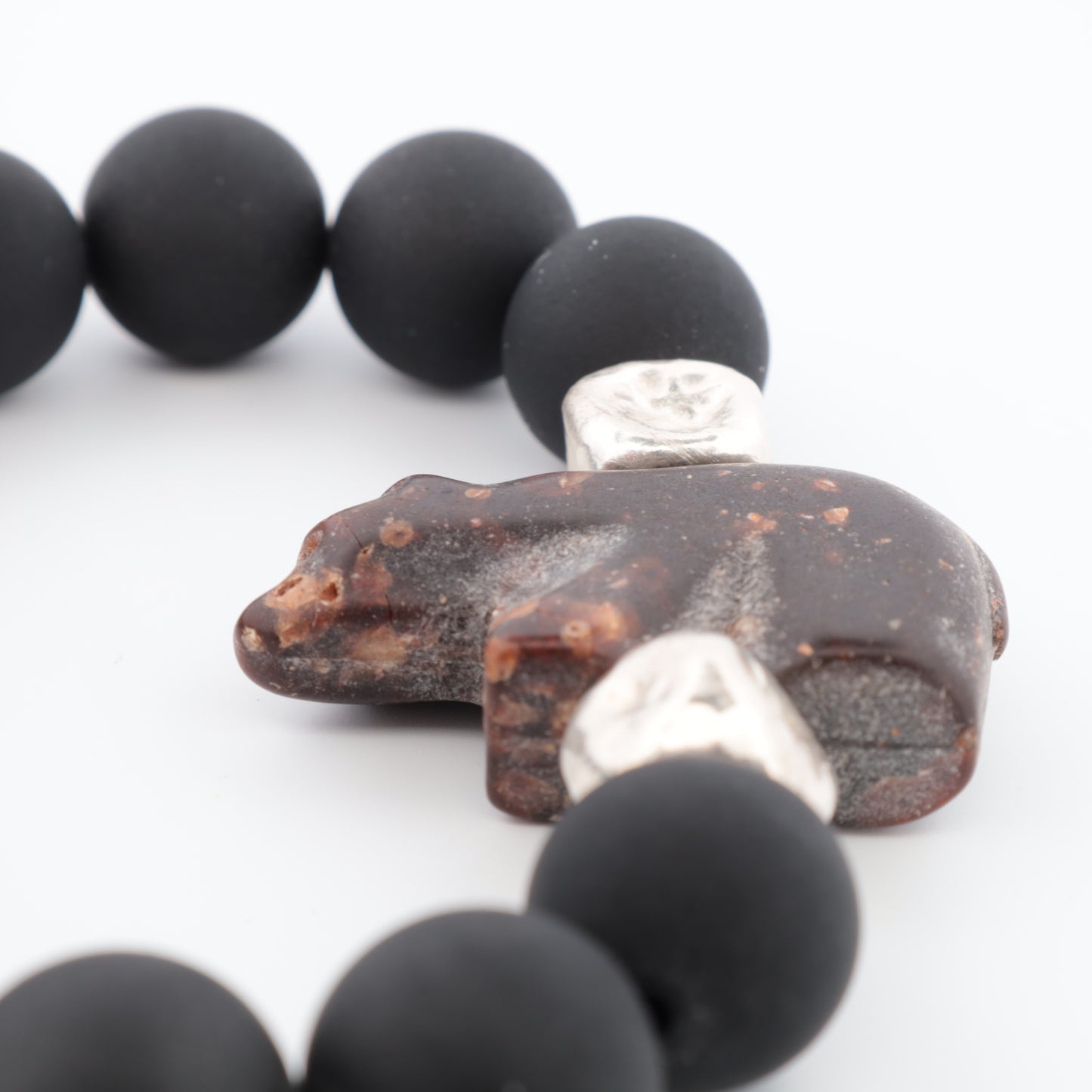 Bracelet Perles Noires en Verre, Perles Géométriques Argent et Ours Brun Marron en Résine