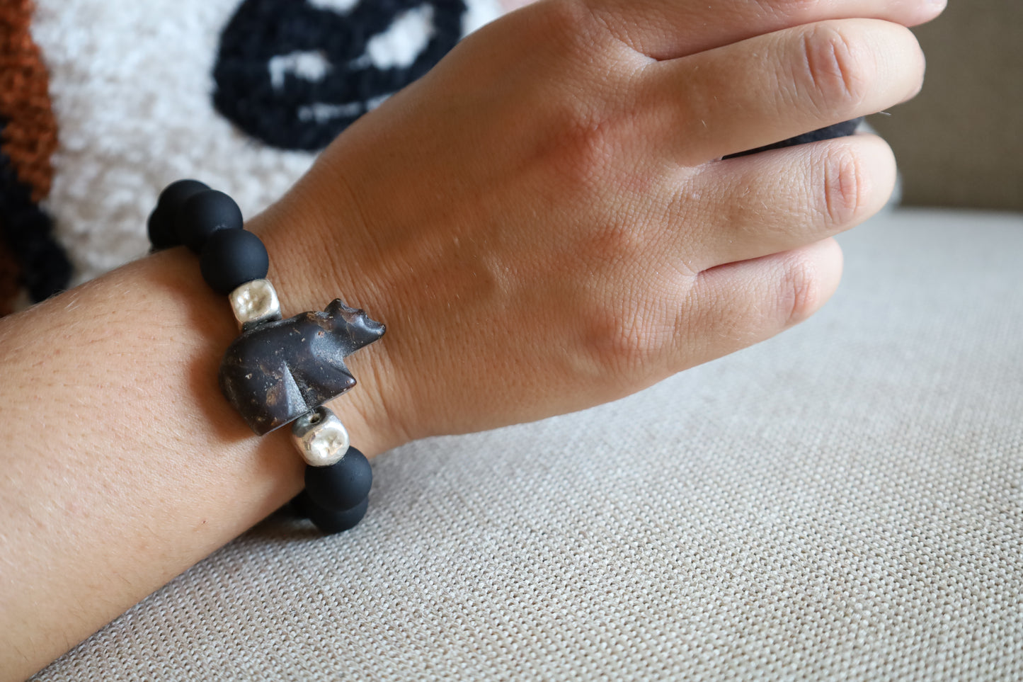 Bracelet Perles Noires en Verre, Perles Géométriques Argent et Ours Brun Marron en Résine