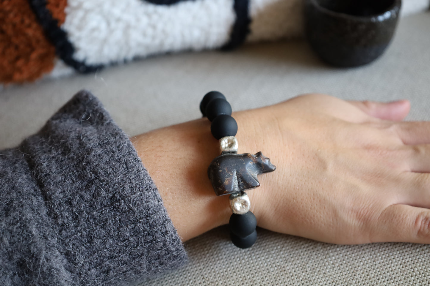 Bracelet Perles Noires en Verre, Perles Géométriques Argent et Ours Brun Marron en Résine