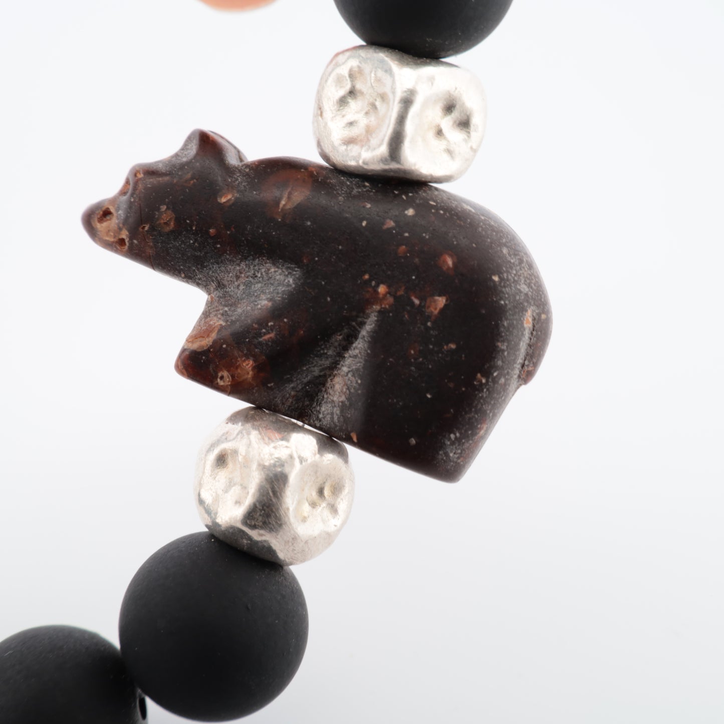 Bracelet Perles Noires en Verre, Perles Géométriques Argent et Ours Brun Marron en Résine