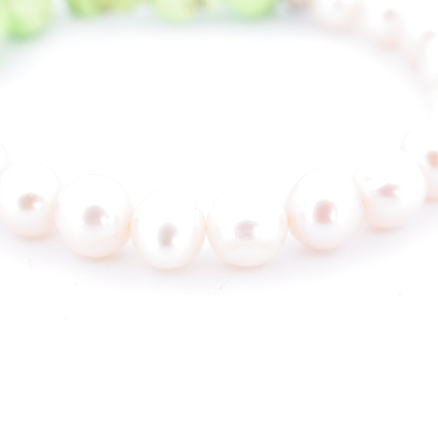 Bracelet Perles Baroques d'Eau Douce Blanches, Howlites Vert Pastel et Perles Intercalaires Argent