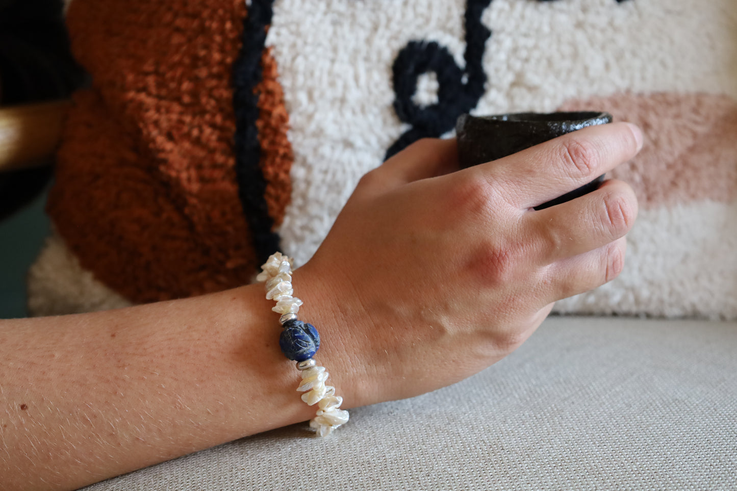 Bracelet Perles Keshi Lamelles Blanches, Perles Gravée en Lapis-Lazuli et Perles Intercalaires Argent