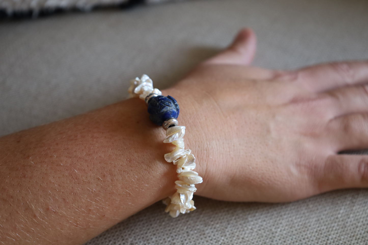 Bracelet Perles Keshi Lamelles Blanches, Perles Gravée en Lapis-Lazuli et Perles Intercalaires Argent