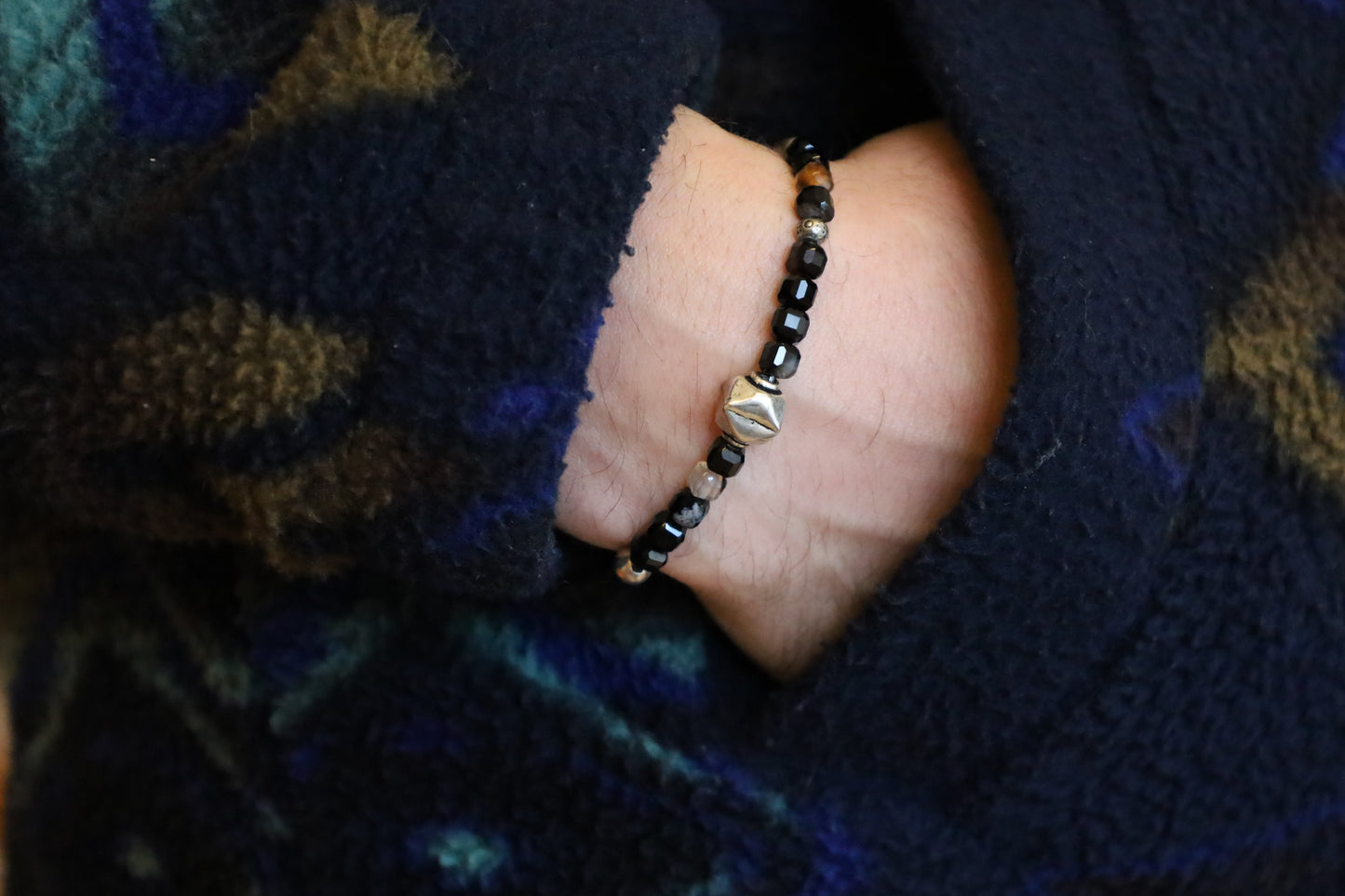 Bracelet Perles d'Agate Facetées, Motif Géométrique et Perles Intercalaires Argent
