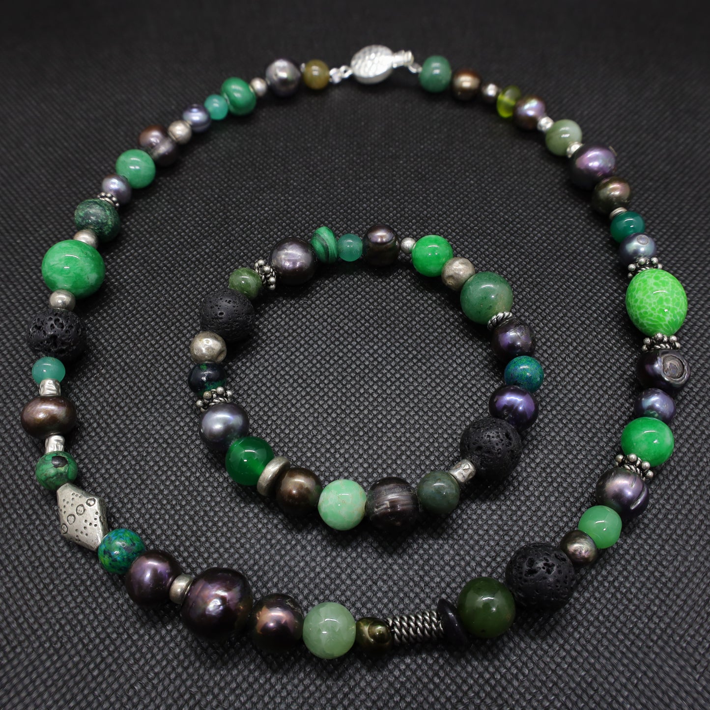 Collier Perles Baroques d'Eau Douce Noires, Malachite, Pâte de verre, Jade et Intercalaires Argent