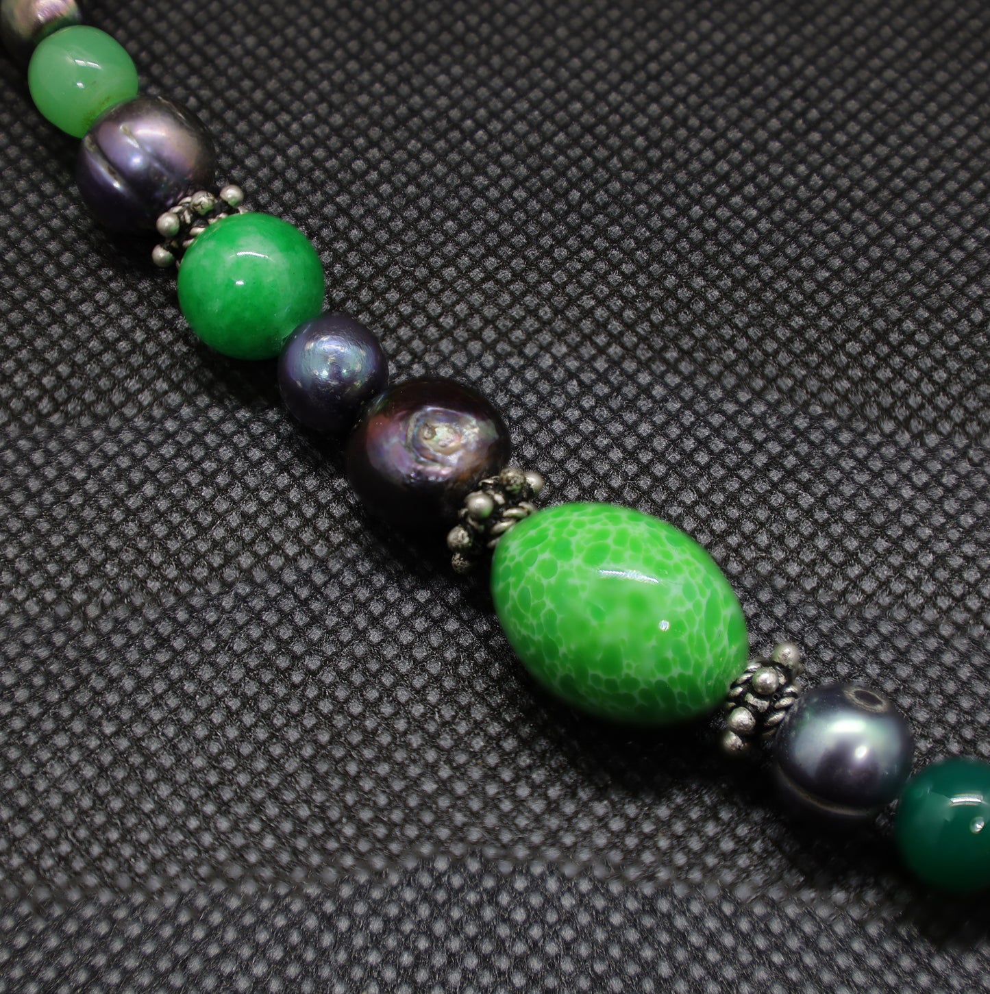 Collier Perles Baroques d'Eau Douce Noires, Malachite, Pâte de verre, Jade et Intercalaires Argent