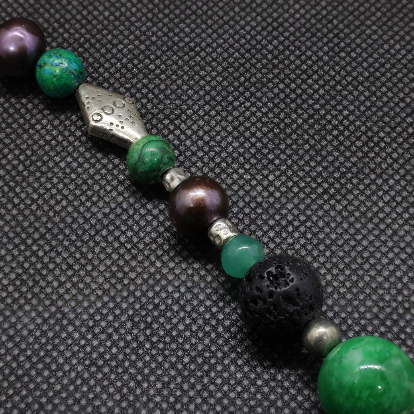 Collier Perles Baroques d'Eau Douce Noires, Malachite, Pâte de verre, Jade et Intercalaires Argent