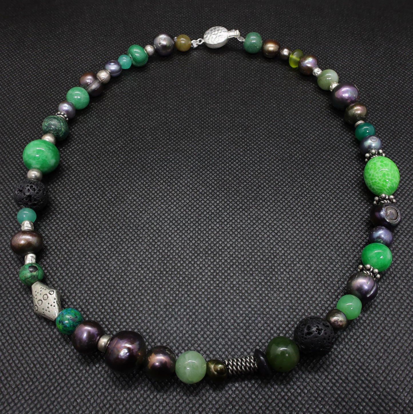 Collier Perles Baroques d'Eau Douce Noires, Malachite, Pâte de verre, Jade et Intercalaires Argent