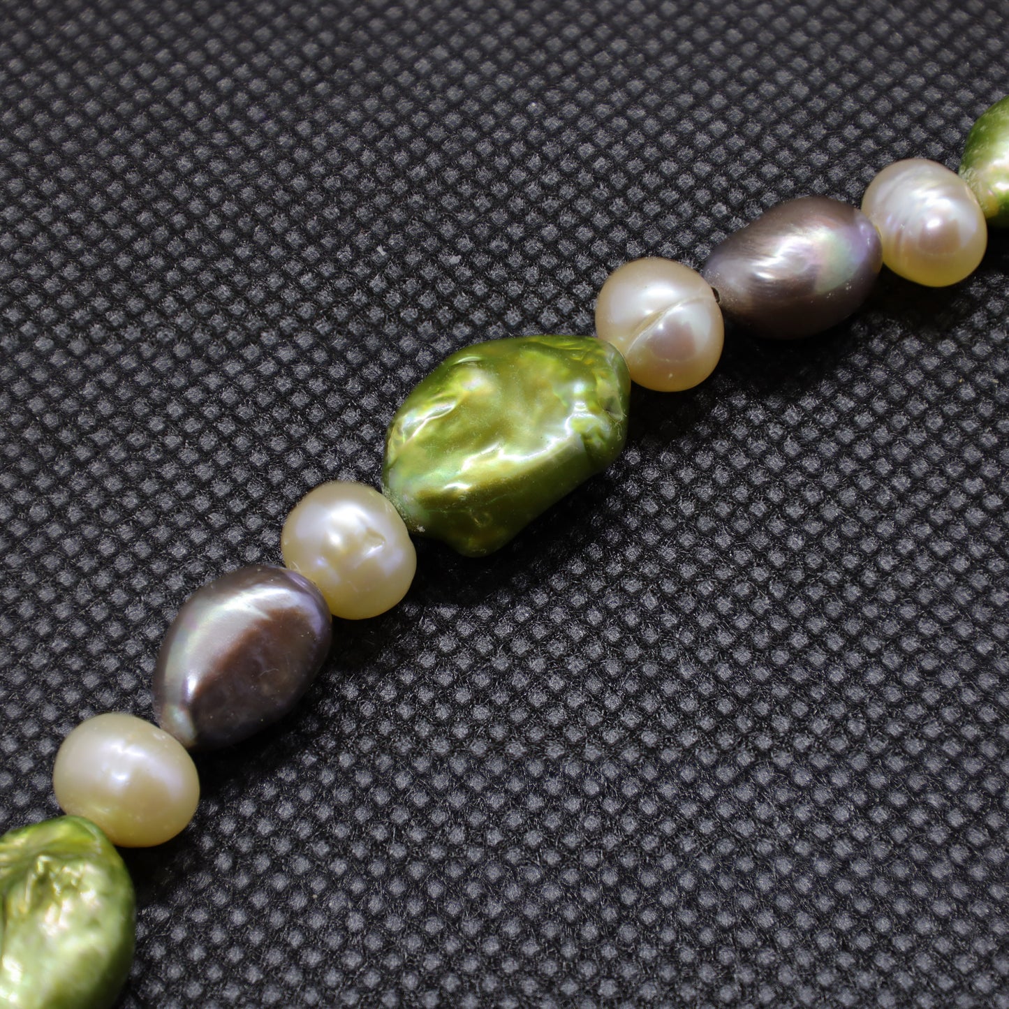 Collier Perles Baroques d'Eau Douce Vert Pastel, Blanc Rosé et Gris