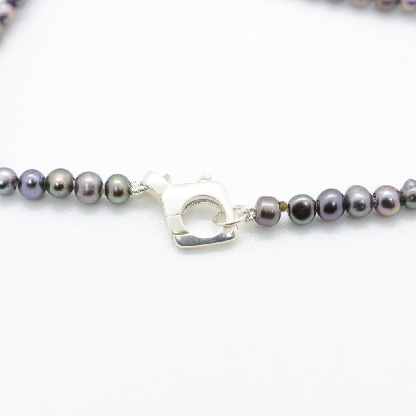 Collier Perles Baroques d'Eau Douce Noires, Gouttes en Pâtes de Verre Colorées et Fermoir Argent