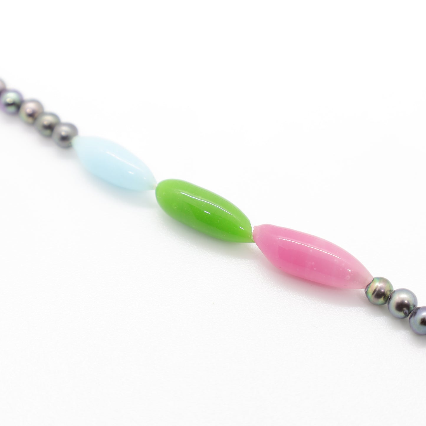 Collier Perles Baroques d'Eau Douce Noires, Gouttes en Pâtes de Verre Colorées et Fermoir Argent