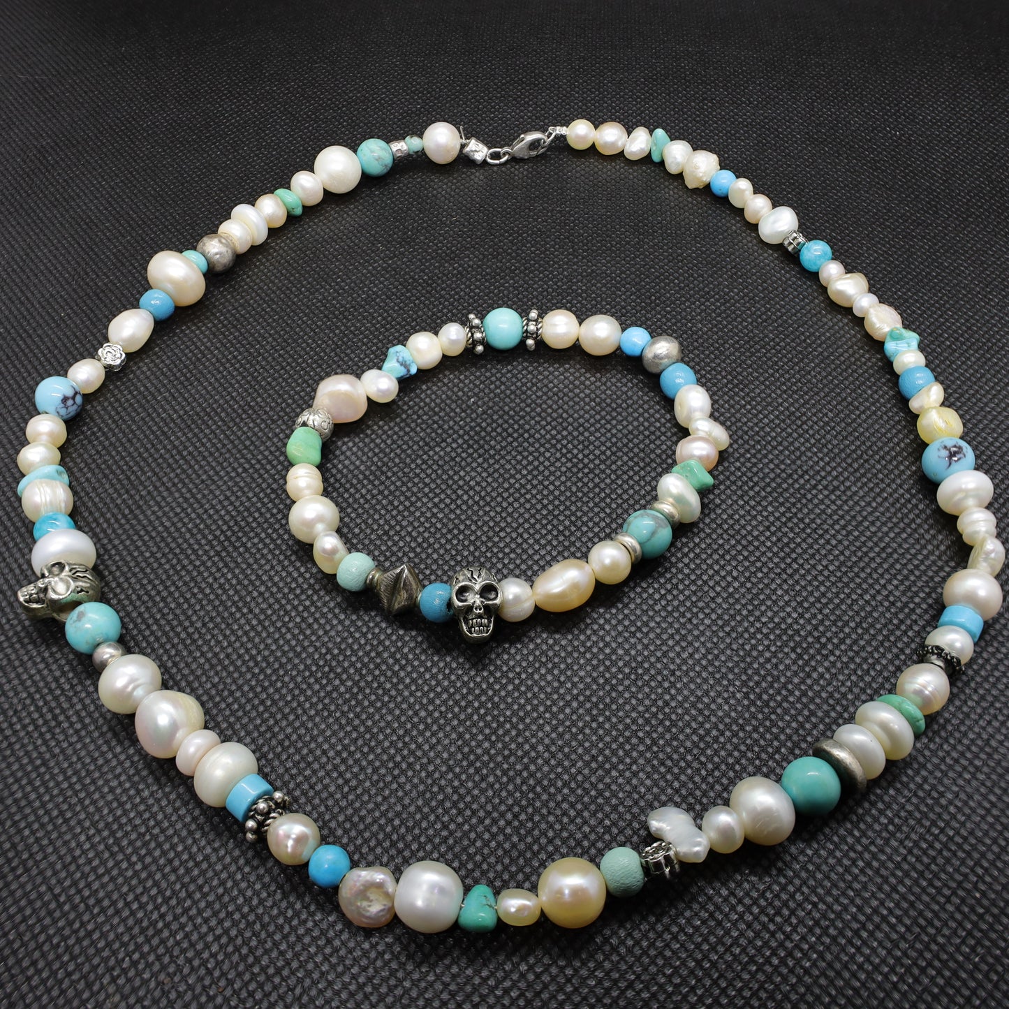 Collier Perles Baroques d'Eau Douce, Turquoise, Perle Tête de Mort Argent et Perles Intercalaires Argent