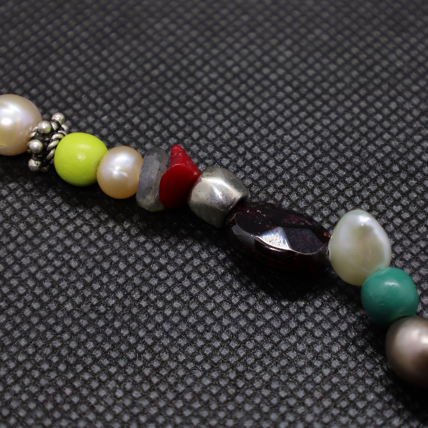 Collier Perles en Pierres Semi-Précieuses, Perles d'Eau Douce, Pâtes de Verre, Perles Intercalaires et Tête de mort Argent