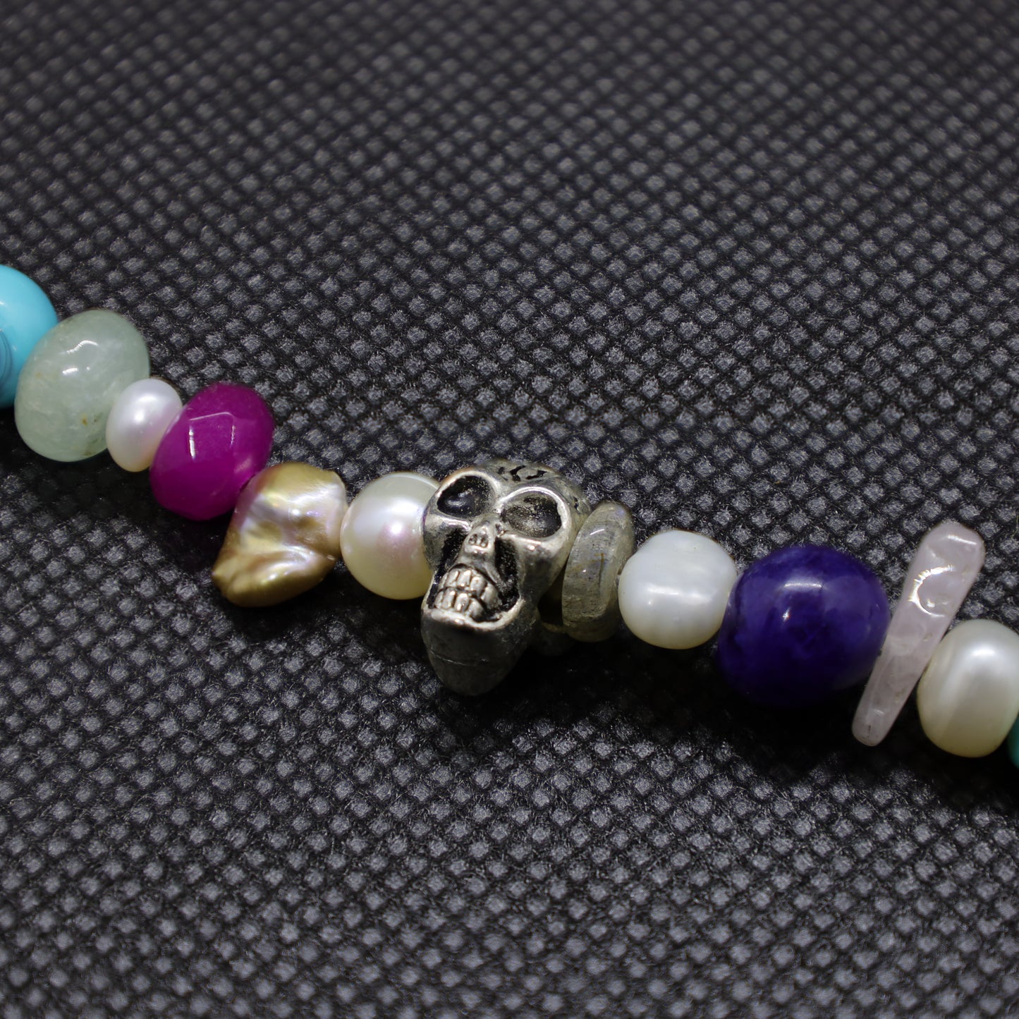 Collier Perles en Pierres Semi-Précieuses, Perles d'Eau Douce, Pâtes de Verre, Perles Intercalaires et Tête de mort Argent