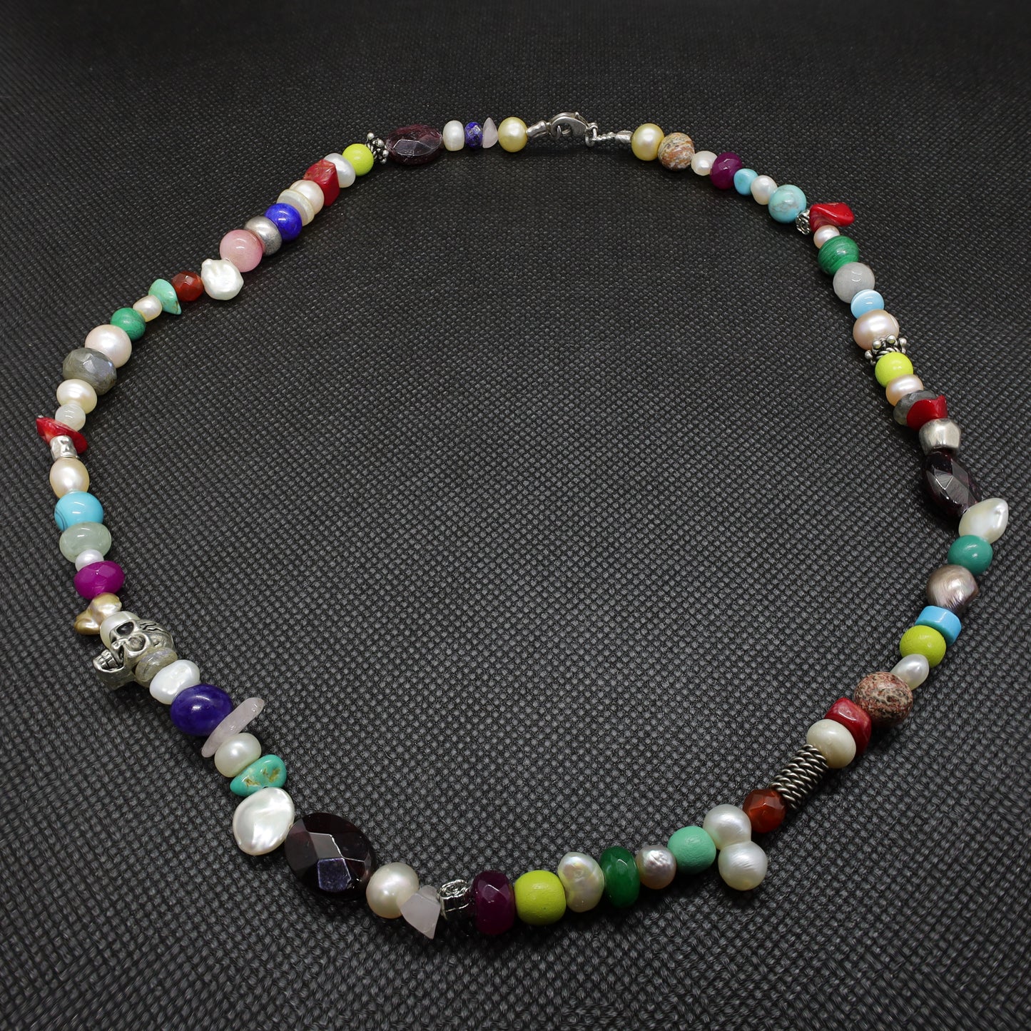 Collier Perles en Pierres Semi-Précieuses, Perles d'Eau Douce, Pâtes de Verre, Perles Intercalaires et Tête de mort Argent