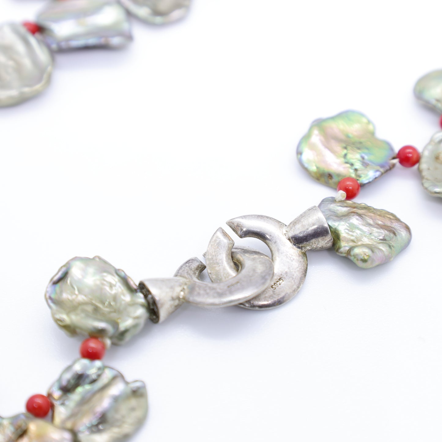 Collier Perles Keshi Teintées Vertes Pâles, Perles de Corail Rouge et Fermoir Argent