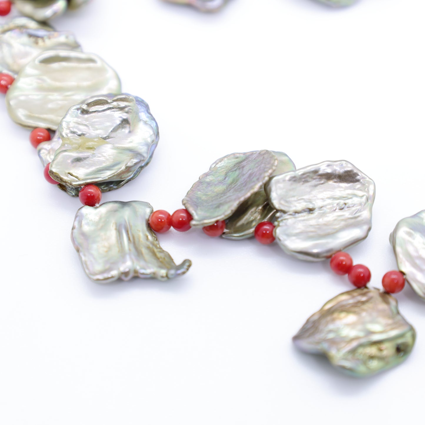 Collier Perles Keshi Teintées Vertes Pâles, Perles de Corail Rouge et Fermoir Argent