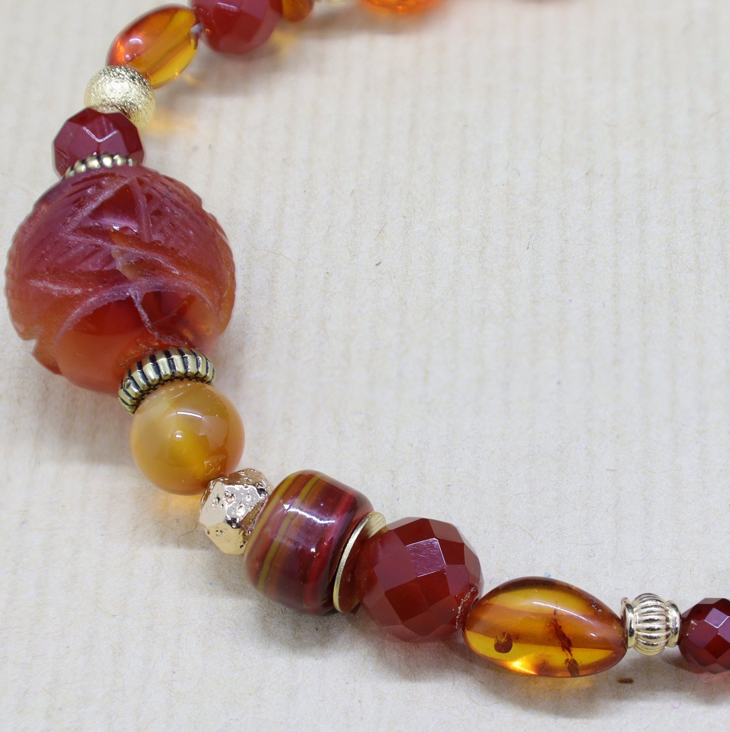 Dragonne Perles de Cornaline, Ambre, Pâte de Verre et Perles Intercalaires en Plaqué Or