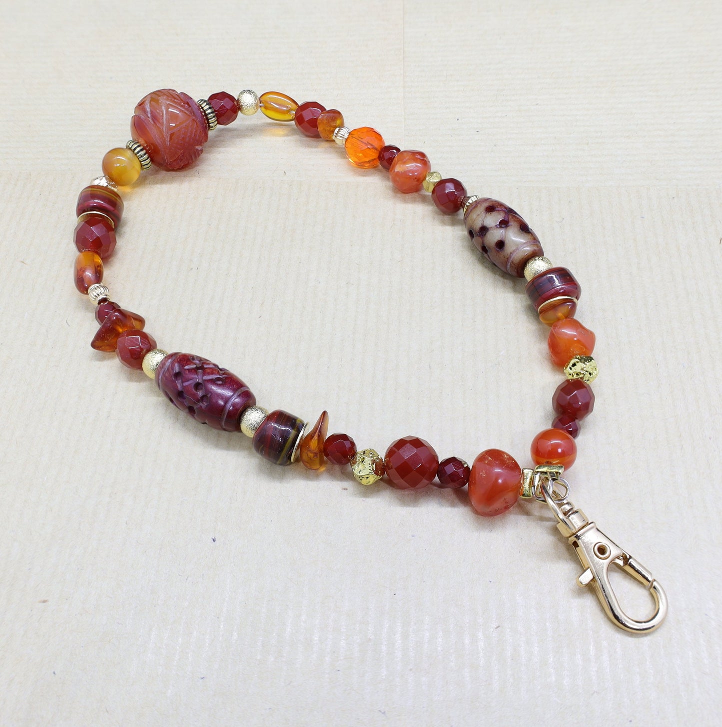 Dragonne Perles de Cornaline, Ambre, Pâte de Verre et Perles Intercalaires en Plaqué Or