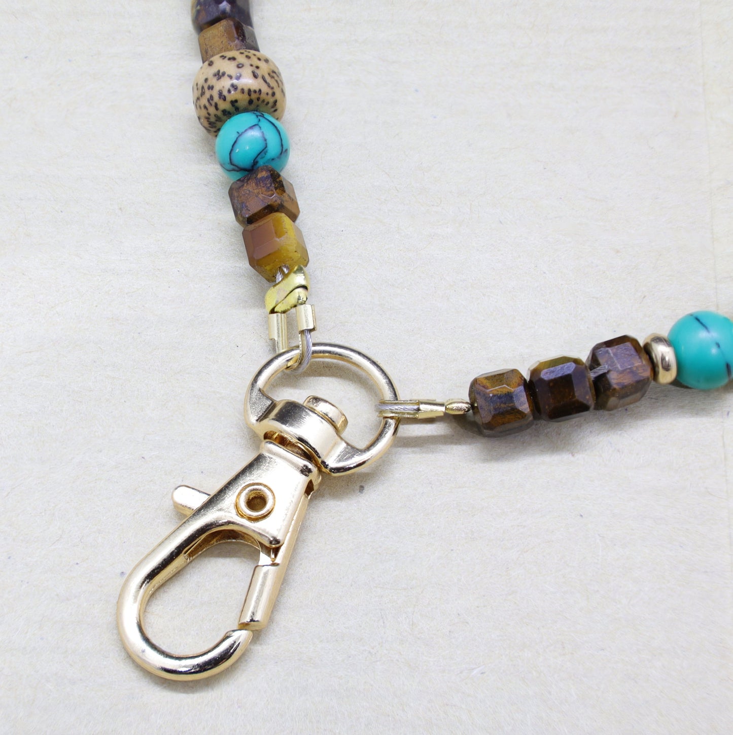 Dragonne Perles en Bois, Turquoise Reconstituée, Oeil de Tigre et Perles Intercalaires en Plaqué Or