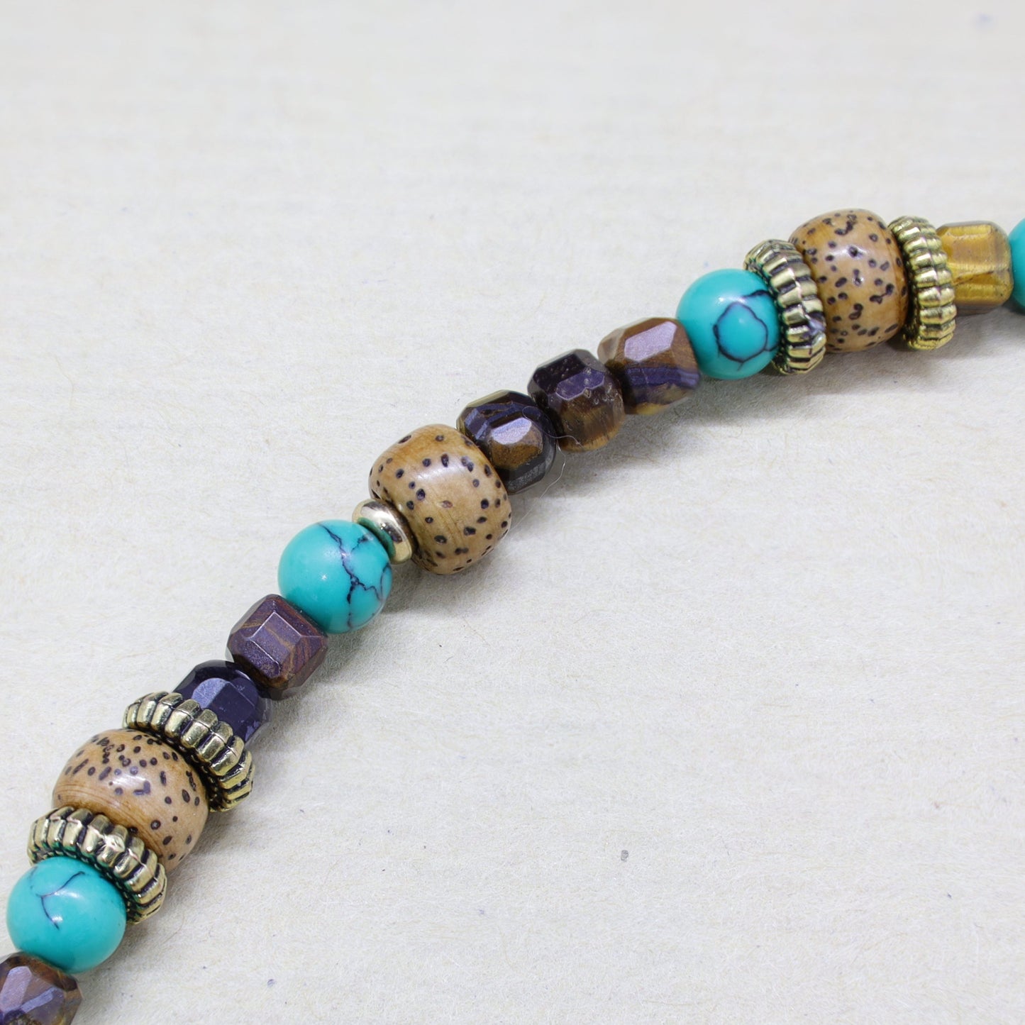 Dragonne Perles en Bois, Turquoise Reconstituée, Oeil de Tigre et Perles Intercalaires en Plaqué Or