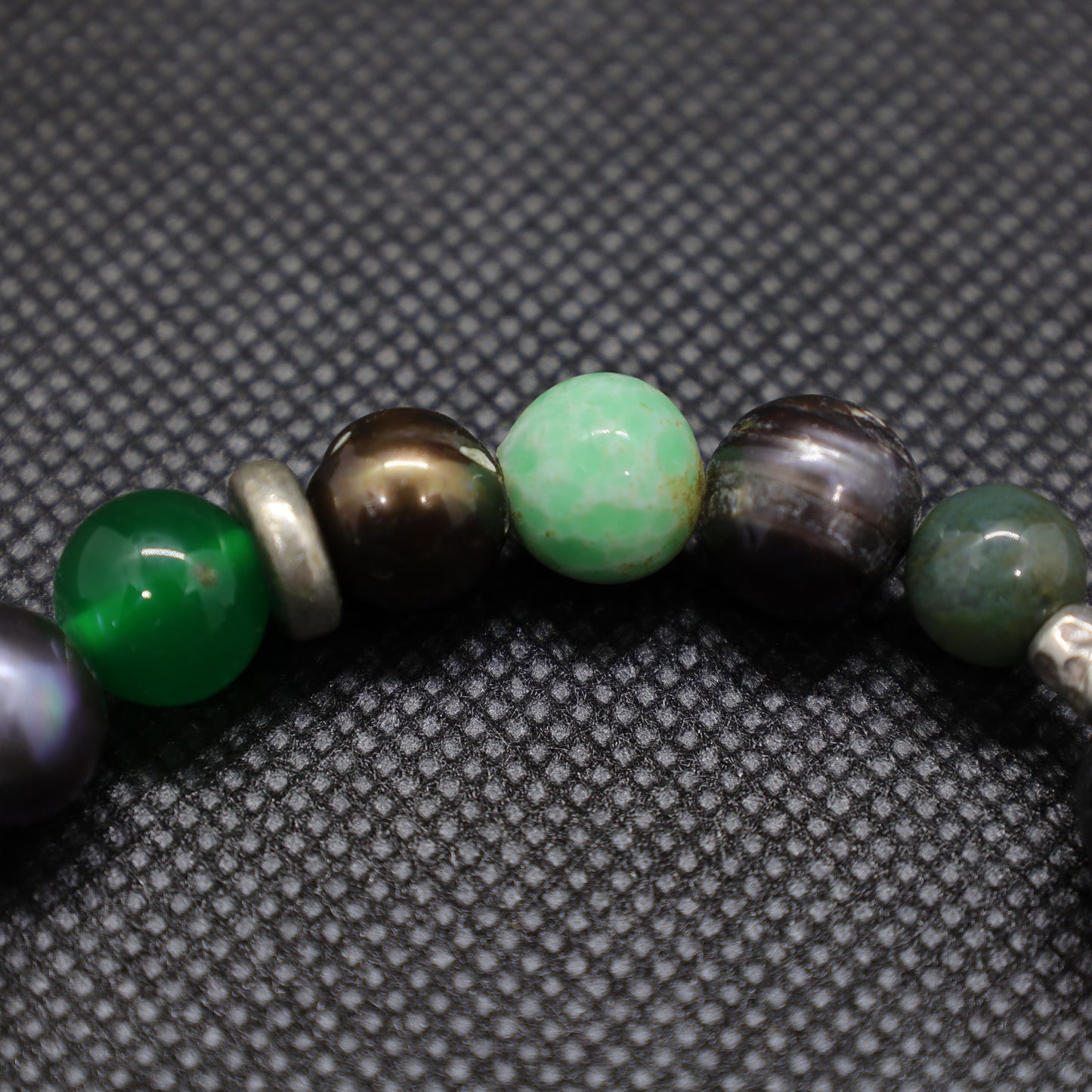 Bracelet Perles Baroques d'Eau Douce Noires, Malachite, Pâte de verre, Jade et Intercalaires Argent