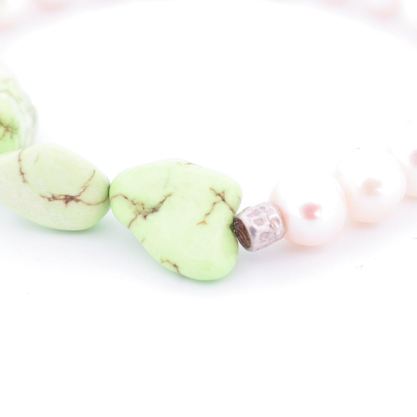 Bracelet Perles Baroques d'Eau Douce Blanches, Howlites Vert Pastel et Perles Intercalaires Argent