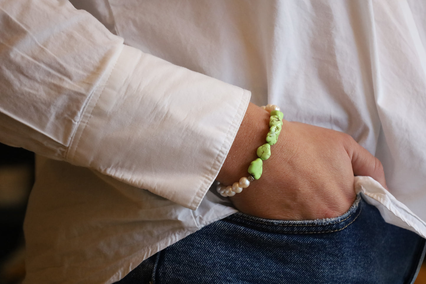 Bracelet Perles Baroques d'Eau Douce Blanches, Howlites Vert Pastel et Perles Intercalaires Argent