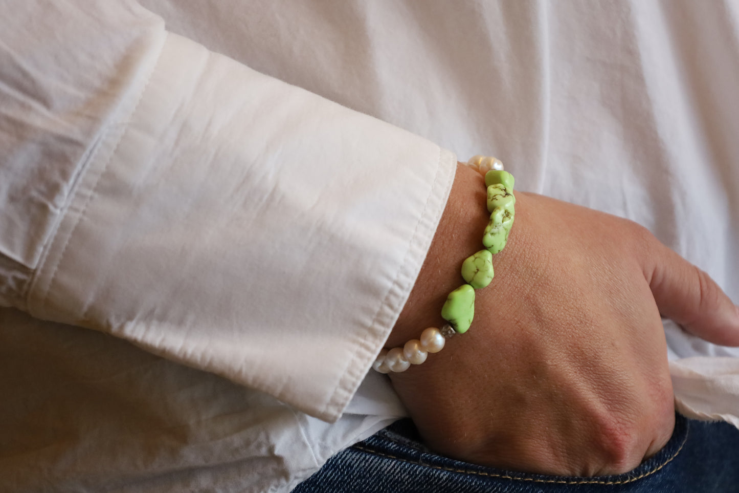 Bracelet Perles Baroques d'Eau Douce Blanches, Howlites Vert Pastel et Perles Intercalaires Argent