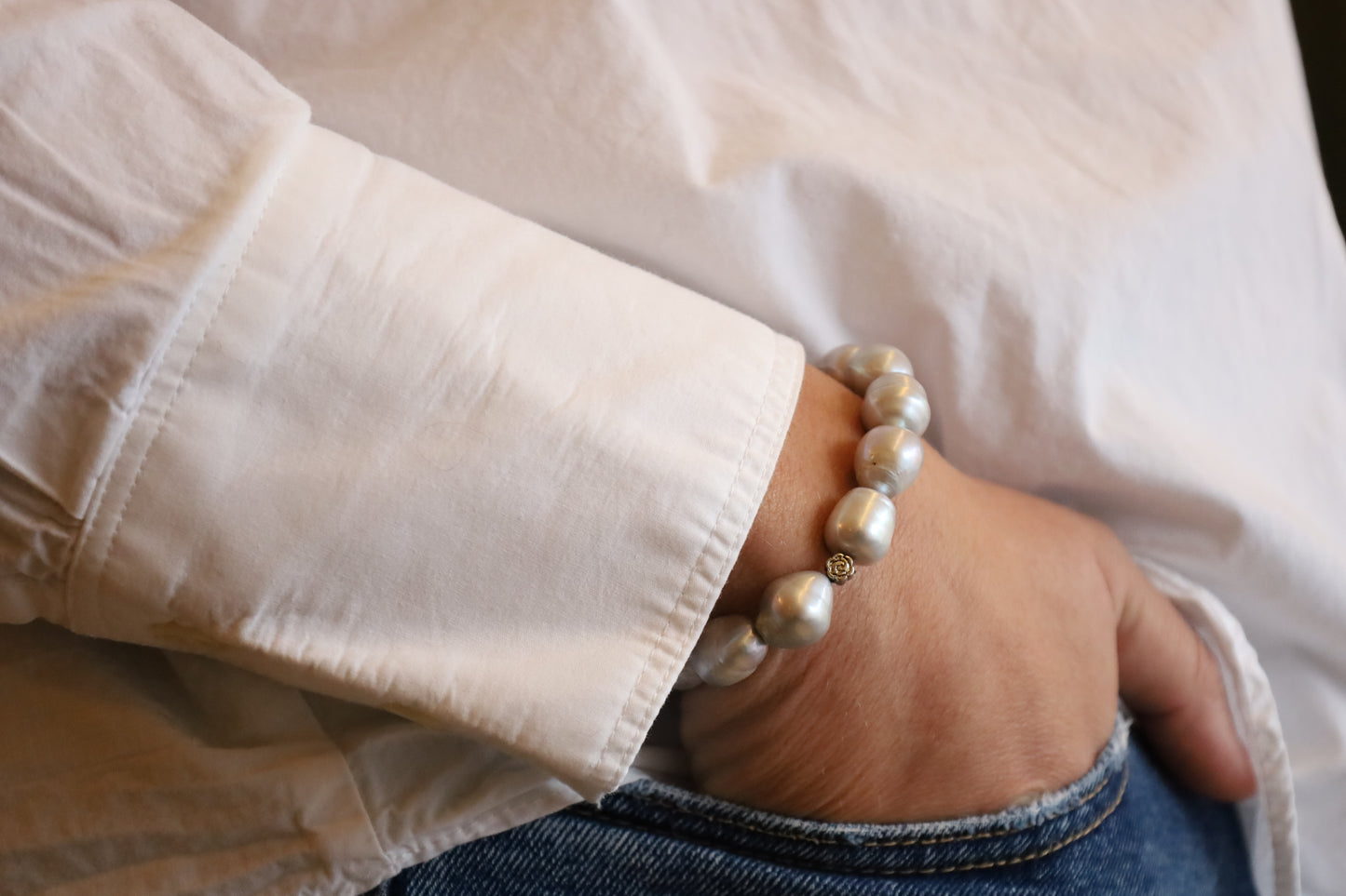 Bracelet Perles Baroques d'Eau Douce Grises et Perle Florale Argent