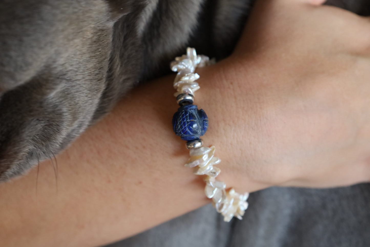 Bracelet Perles Keshi Lamelles Blanches, Perles Gravée en Lapis-Lazuli et Perles Intercalaires Argent