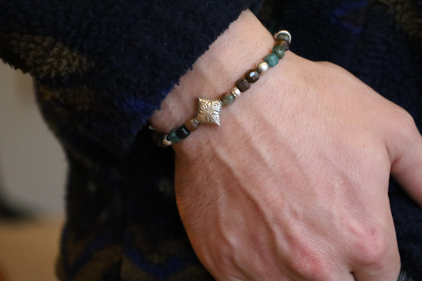 Bracelet Perles d'Agate Facetées, Motif Floral et Perles Intercalaires Argent