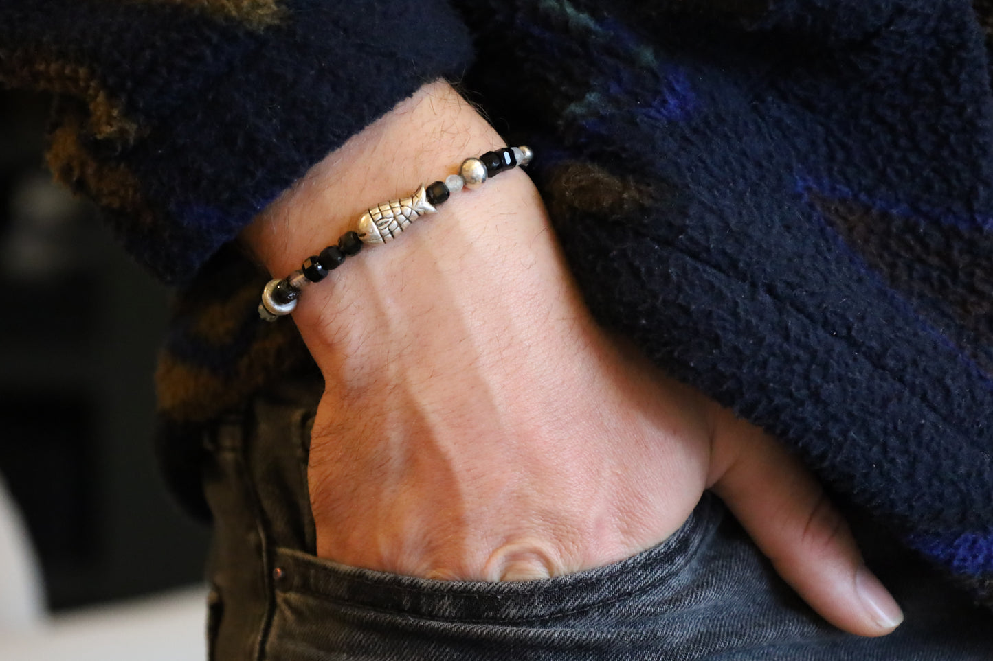 Bracelet Perles d'Agate Facetées, Motif Poisson Ethnique et Perles Intercalaires Argent
