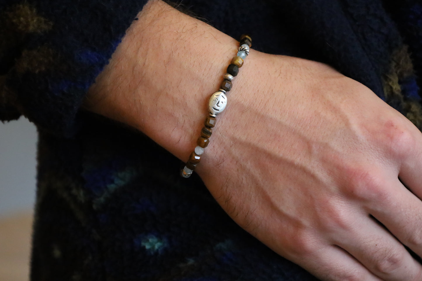 Bracelet Perles d'Agate Facetées, Motif Visage et Perles Intercalaires Argent