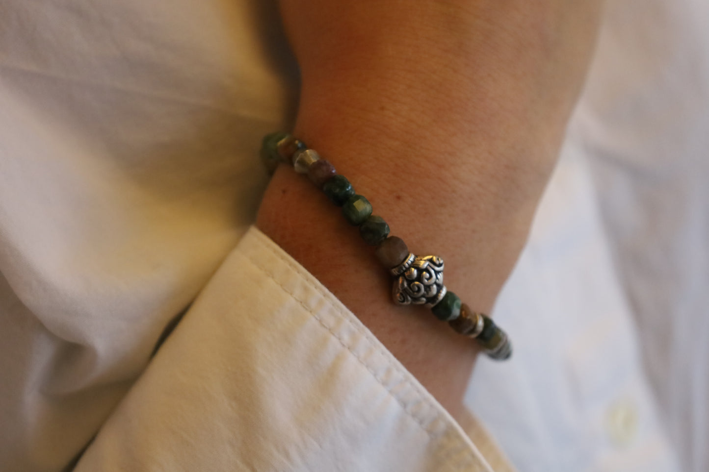 Bracelet Perles d'Agate Facetées, Motif Ciselé et Perles Intercalaires Argent