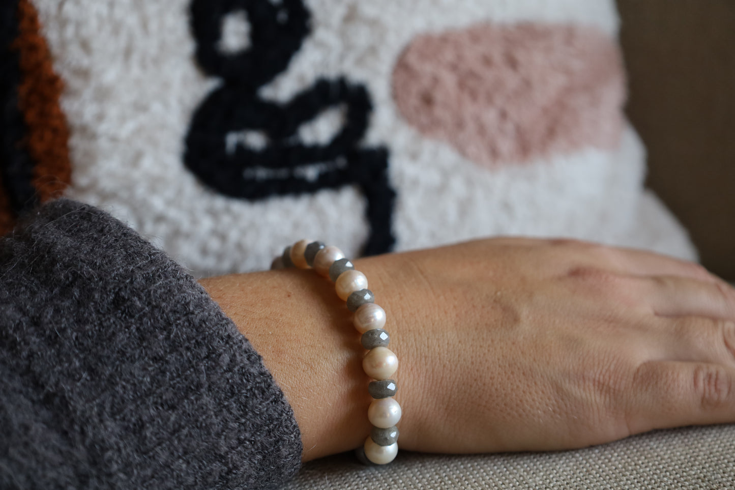 Bracelet Perles d'Eau Douce Blanches et Perles de Labradorite Facettées