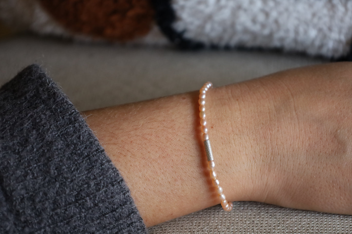Bracelet Perles d'Eau Douce "Grain de Riz" et Perle Tubulaire Ciselée Argent