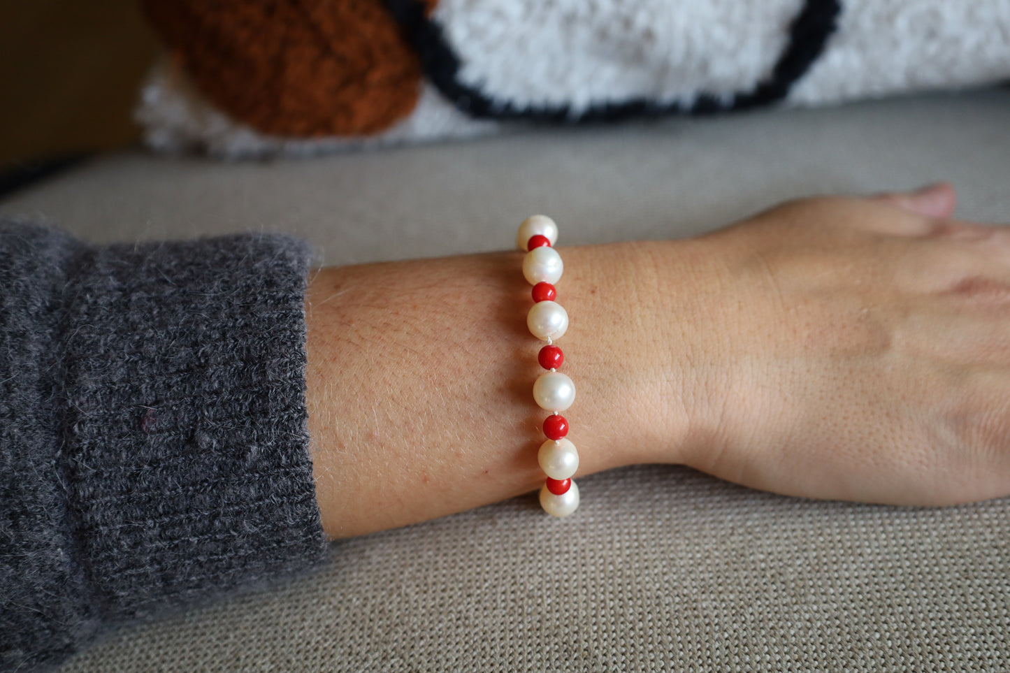 Bracelet Perles Baroques d’Eau Douce Blanches et Perles de Corail Rouge