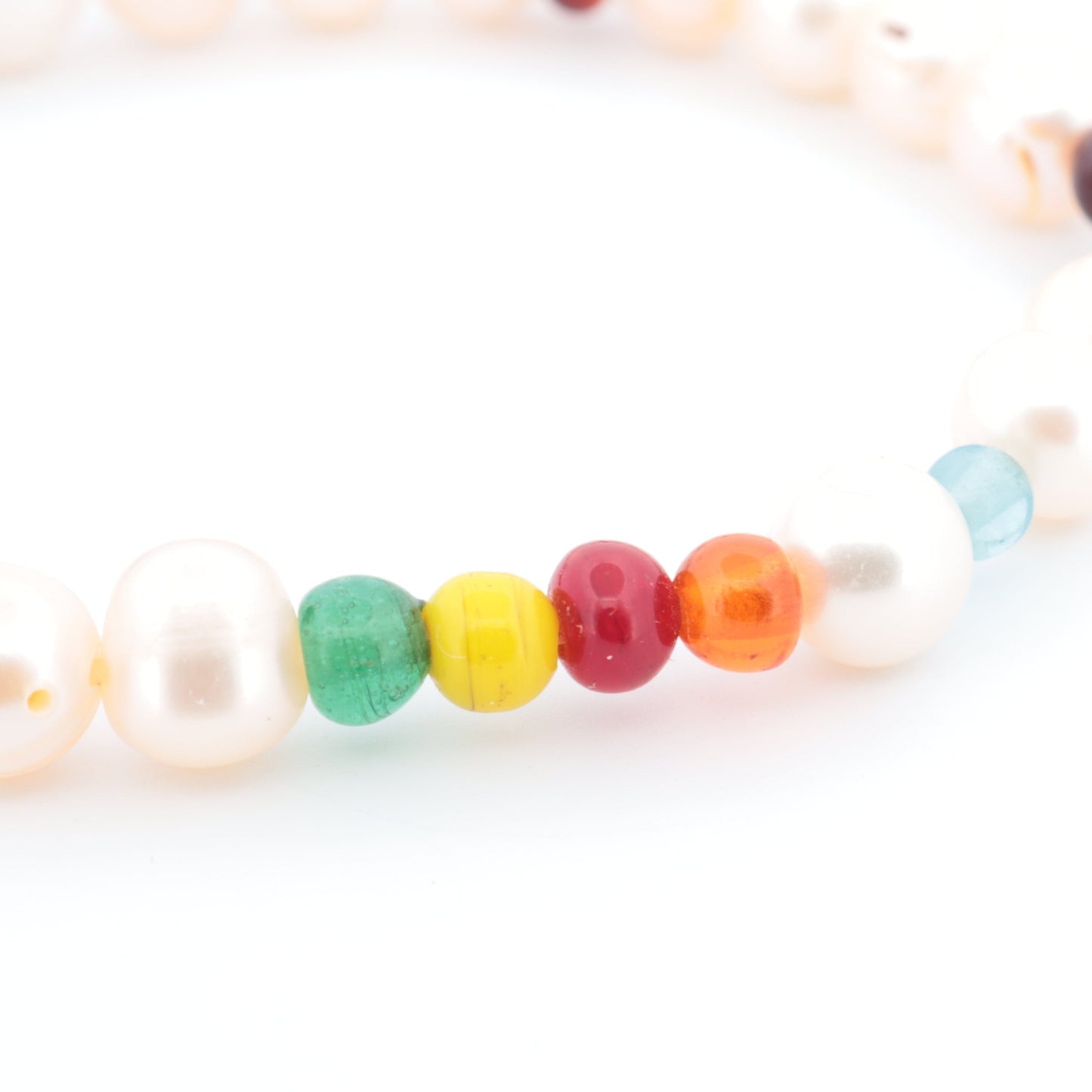 Bracelet Perles Baroques d’Eau Douce Blanches et Perles en Pâte de Verre Multicolores