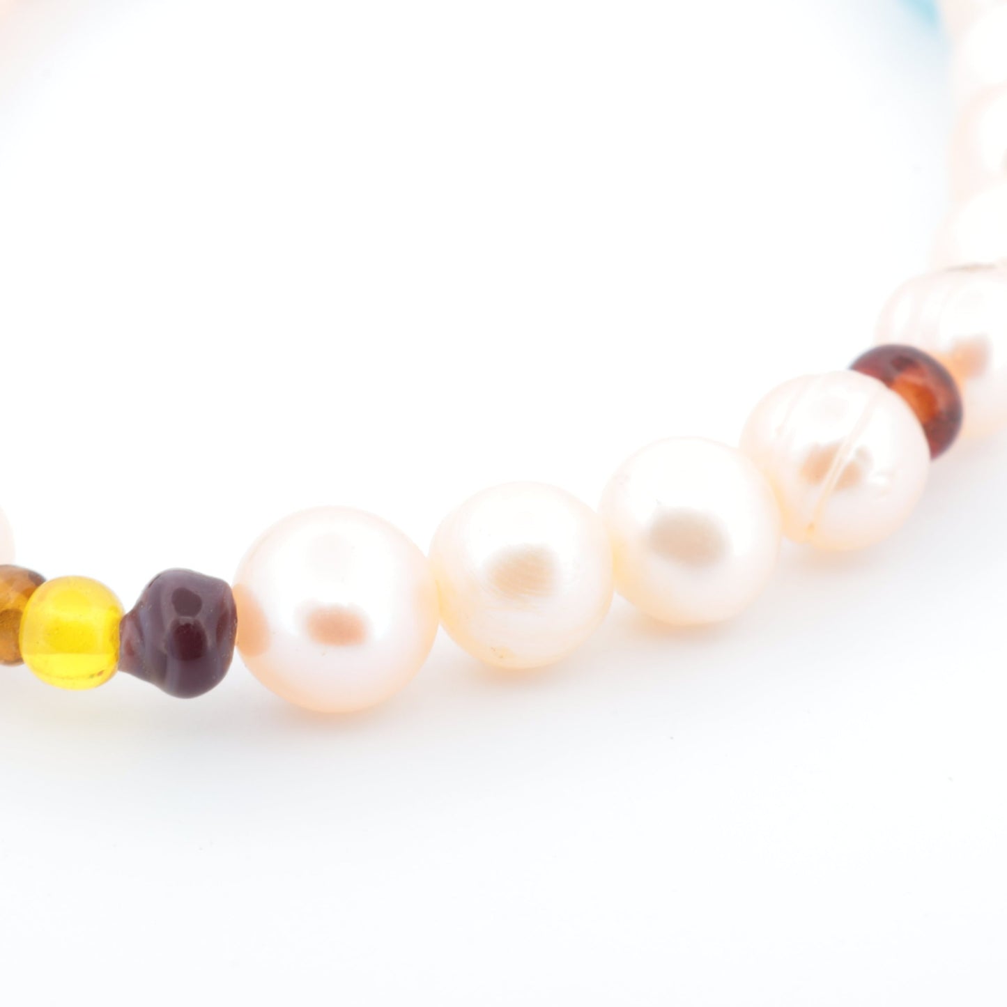 Bracelet Perles Baroques d’Eau Douce Blanches et Perles en Pâte de Verre Multicolores