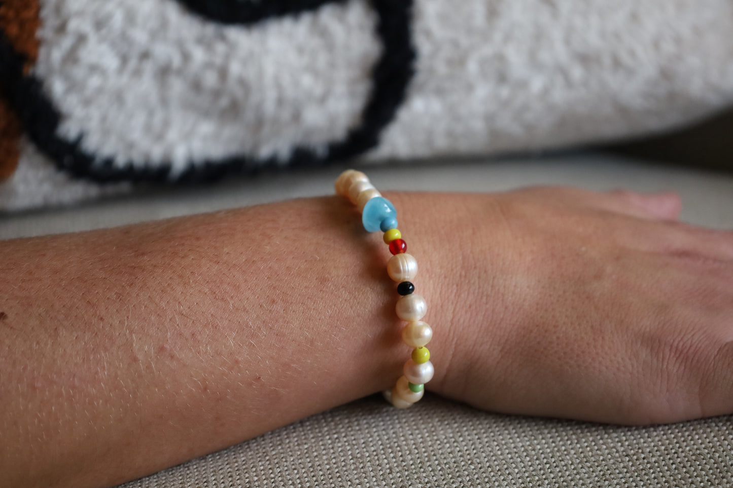 Bracelet Perles Baroques d’Eau Douce Blanches et Perles en Pâte de Verre Multicolores